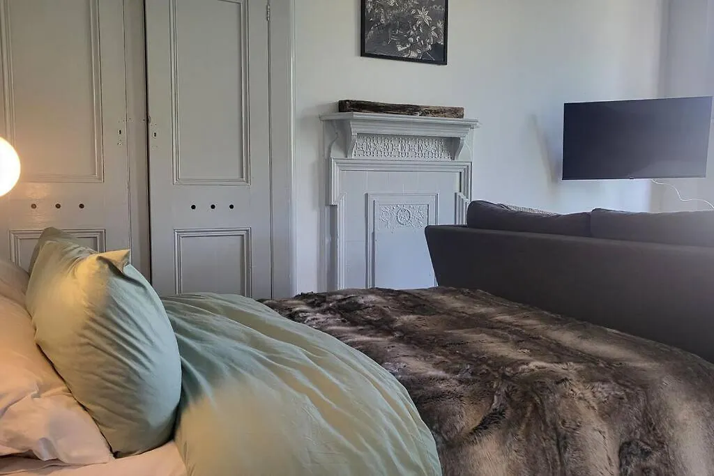 Big Comfy Studio In Central Hove With Free Onsite Parking 5 Mins From Beach - 10 Mins From Hove