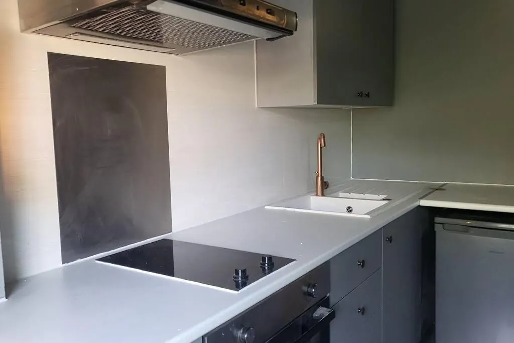 Big Comfy Studio In Central Hove With Free Onsite Parking 5 Mins From Beach - 10 Mins From Hove