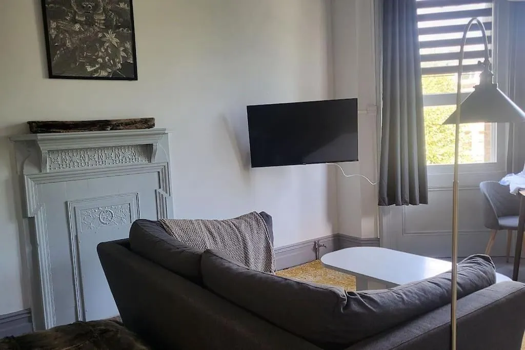 Big Comfy Studio In Central Hove With Free Onsite Parking 5 Mins From Beach - 10 Mins From Hove Apartment